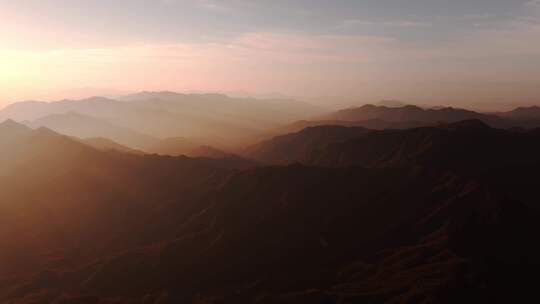 伏牛山群山层峦叠嶂唯美日出