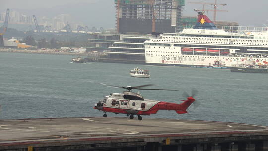 直升机降落在停机坪