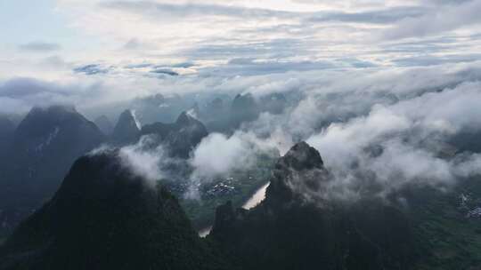云海中的喀斯特山峰视频素材模板下载