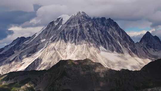 川西雅拉雪山壮观大气自然风光航拍