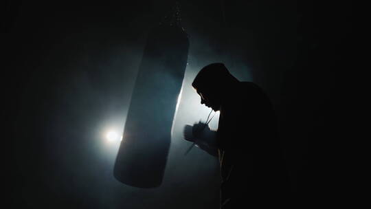选手在黑暗中练习拳击视频素材模板下载