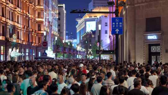 南京路步行街人潮涌动的繁华夜景