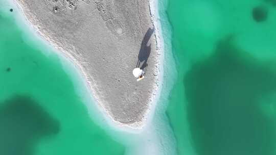 青海海西大柴旦翡翠湖碧水沙地航拍视频