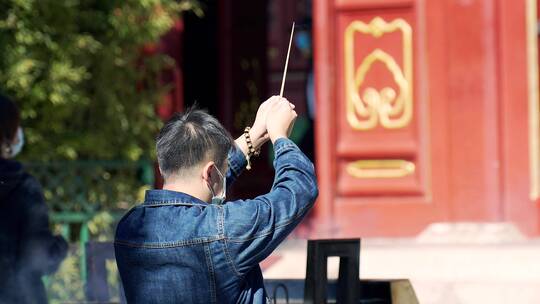 4K升格实拍北京雍和宫内焚香跪拜祈福的男性