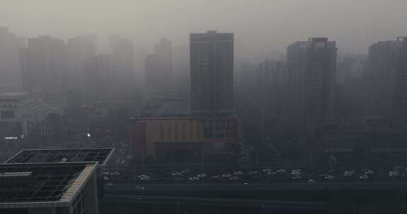 夏天大暴雨俯瞰城市高架桥车流