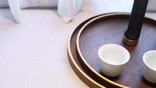 桌上木盘里精致的茶杯茶具视频素材模板下载