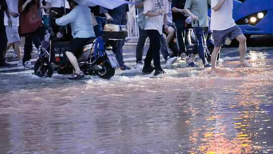 升格城市暴雨内涝下班高峰