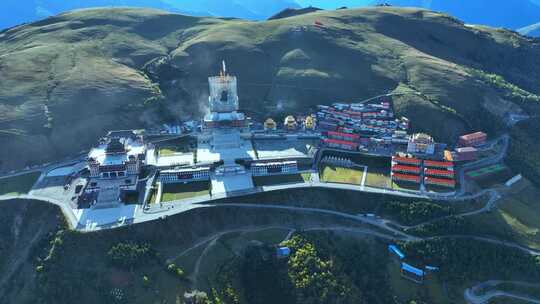 山间大型建筑群落鸟瞰全景