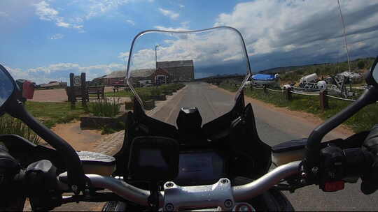 骑摩托车的人骑着摩托车去苏格兰的一个港口