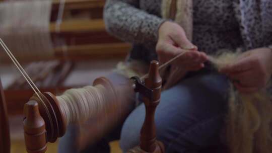 纺纱轮。一个女人正在纺羊毛。