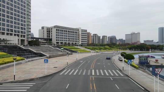 疫情下空荡的城市道路