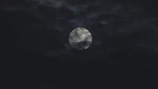 月黑风高夜，乌云遮挡明月