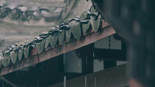 下雨天雨滴从传统中式青瓦屋檐落下
