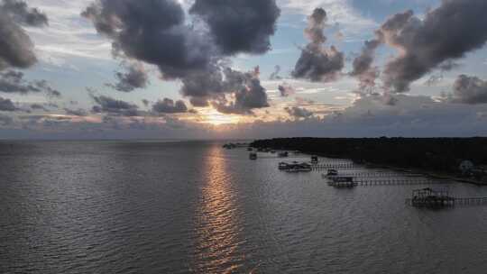 日落时莫比尔湾的鸟瞰图