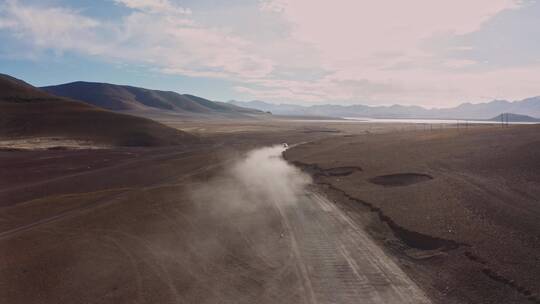 航拍越野车行驶在西藏阿里无人区的荒漠中