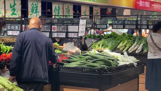 疫情之下超市蔬菜区采购人视频素材模板下载