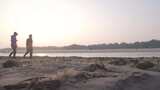 4K M1 广东雷州 夕阳下海边散步的亲人高清在线视频素材下载