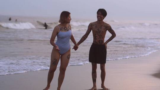 在海滩上跑步的情侣视频素材模板下载