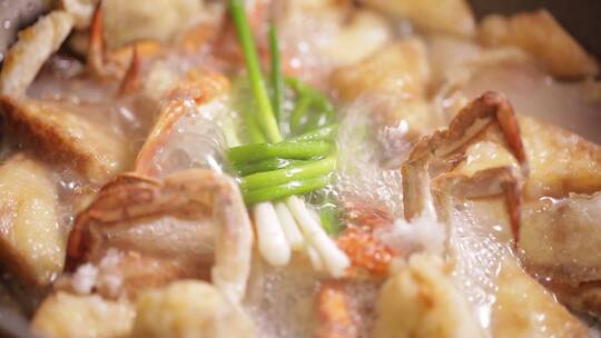 厨师炒制豆腐烧螃蟹
