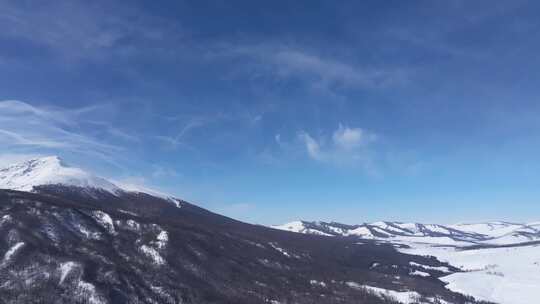 航拍新疆冬季喀纳斯河流晨雾雪山森林雪景