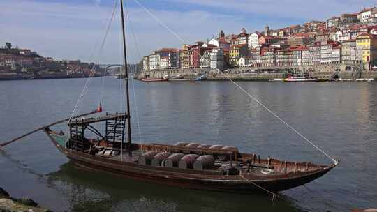 杜罗河上的传统木桶船