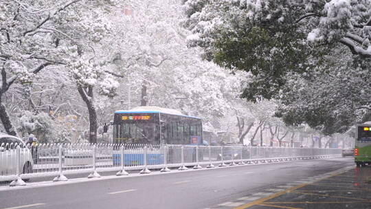 冰雪天气行驶的汽车车流