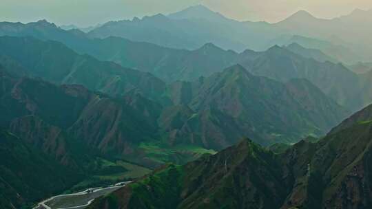 高山耸立的峡谷