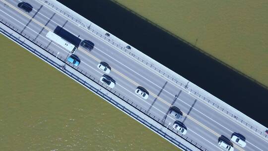 俯拍湘江桥上的车流