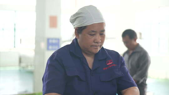 工厂工人作业场景