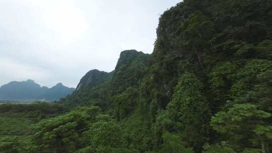 无人机在老挝蓝泻湖捕捉郁郁葱葱的山丘和宁