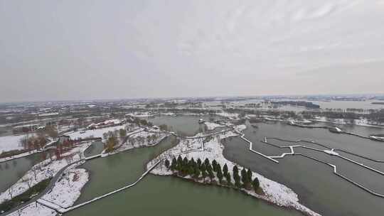 穿越机航拍北湖湿地公园雪景下雪