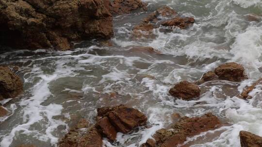 涨潮海水拍打石滩画面