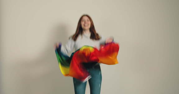 女孩用彩虹和平旗庆祝