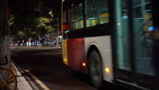 广州天河巴士夜晚等公交车灯光城市公交车站