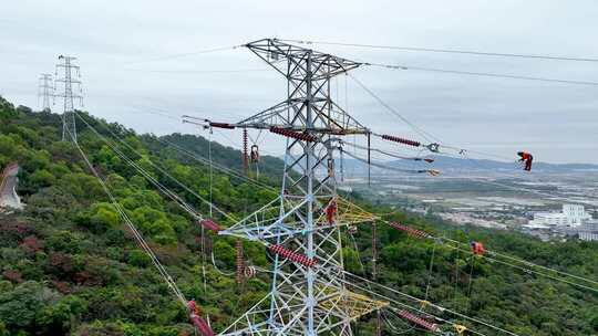 电力工人高空作业电塔素材