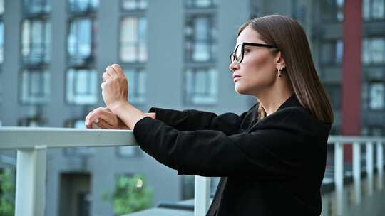 担心紧张的年轻商务女性户外简介查看