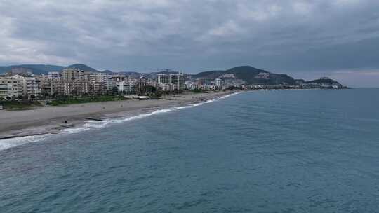 航拍沿海城市海滩