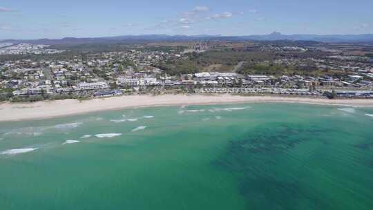 澳大利亚新南威尔士州沃明湾金斯克利夫镇和海滩的鸟瞰图。