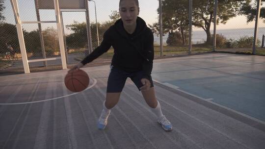 女篮球运动员在打球视频素材模板下载