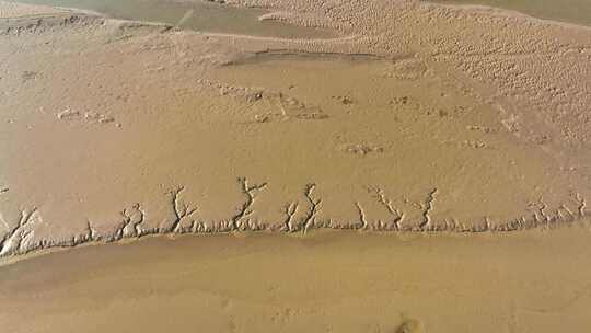 航拍夏季干旱的黄河河道泥沙滩涂