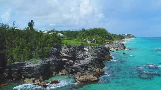 海浪冲刷海岸