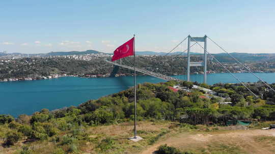 法提赫苏丹穆罕默德大桥和土耳其国旗的鸟瞰图