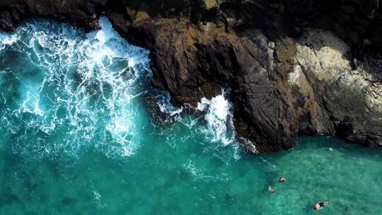 海浪拍打岩石海浪礁石大气海浪