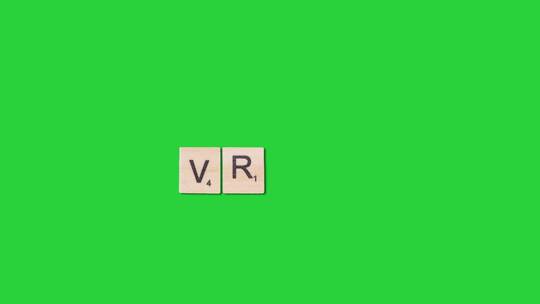 木制字母瓷砖在绿屏上形成首字母缩写VR