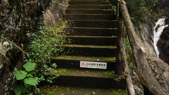 杭州东天目山里的瀑布峡谷