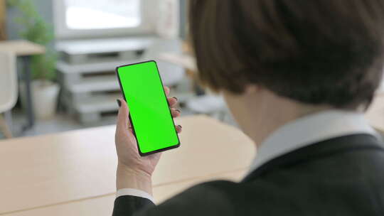 使用绿色彩屏手机的老女商人视频素材模板下载