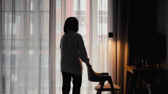失落的男人女人—居家隔离—悲伤可商用