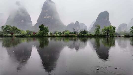 雨天湖景倒映绿树青山的宁静画面