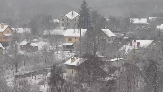 降雪期间的房屋