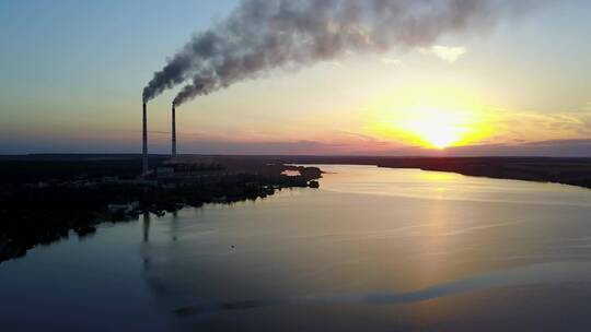 日落时沿河而建的化工厂
